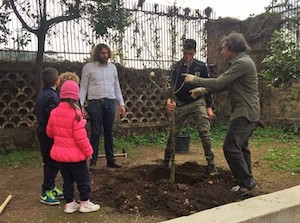 Gli alunni della “Vittorio Veneto” ed il Wwf piantano alberi in memoria di Giò Giò Antonetti