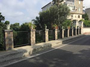 Dopo il raid tornano le fioriere di Ponte Orazio a Meta