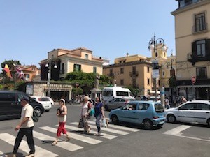 turisti-piazza-tasso