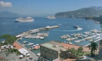 I volontari di Marevivo Penisola Sorrentina puliscono le scogliere di Marina Piccola