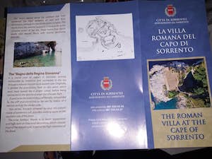 Una brochure sulla villa romana per chi si reca alla Regina Giovanna