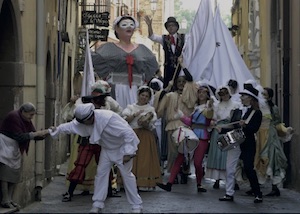 Lungo le strade di Sorrento il Gran Ballo di Pulcinella