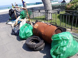 Oltre 400 chili di rifiuti rimossi dalle scogliere del porto di Sorrento