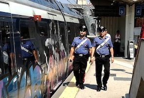 Palpeggia turiste sul treno Sorrento-Napoli, arrestato