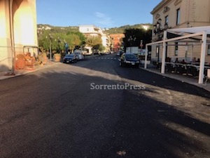 Via i basoli, torna l’asfalto nel centro di Massa Lubrense