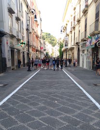 A Sorrento artisti locali espongono nei portoni di corso Italia