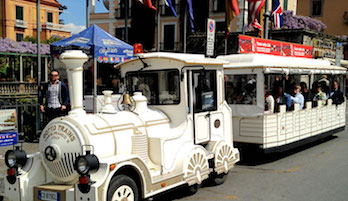 Escursione con il trenino turistico per gli anziani di Sorrento