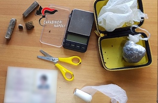 A scuola con la droga, arrestato 16enne a Piano di Sorrento – foto –