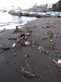 Rifiuti depositati dal mare sulle spiagge, ripulite Marina Piccola e Puolo