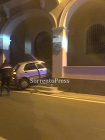 Sorrento: Perde il controllo dell’auto e si schianta contro hotel – foto –