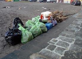 Legna e plastica portati dal mare, ripulita la spiaggia di Marina Piccola a Sorrento