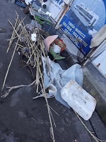 Rifiuti trasportati dal mare, ripulita Marina Grande a Sorrento