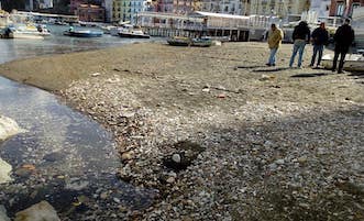 Mareggiate a Sorrento: Ripulita la spiaggia di Marina Grande, ora i fondali