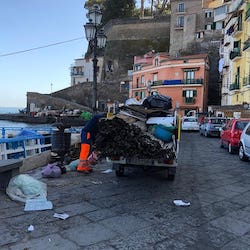 Quintali di rifiuti ingombranti raccolti oggi alla Marina Grande di Sorrento