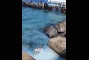 Sversamento nel mare di Sorrento, attacco di Borrelli – video –