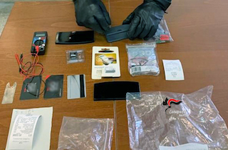 A Piano di Sorrento con il kit per clonare carte di credito, arrestati – foto –