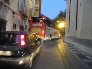 Bus contromano per entrare nel parcheggio a Piano di Sorrento, denuncia Wwf