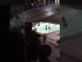 Sorrento. Dopo la cerimonia bagno di gruppo nella vasca di piazza Lauro – video –