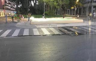 Ancora tuffi nella vasca di piazza Lauro a Sorrento nel silenzio dell’amministrazione – video –