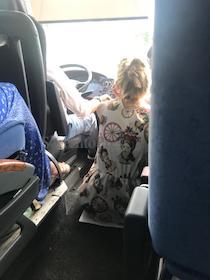 Non solo Eav. Seduti per terra sul bus Napoli-Sorrento – foto –