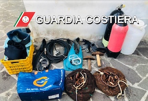 Speronano motovedetta e gettano in mare 70 kg di datteri, presi – foto –