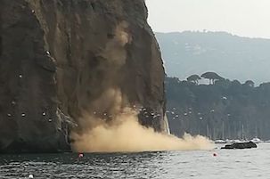 Frana sulla costa di Piano di Sorrento, scatta il divieto