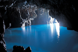 I sub dei carabinieri a pesca di rifiuti nella Grotta Azzurra di Capri