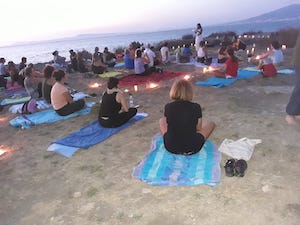 Grande successo per la serata di yoga alla Regina Giovanna di Sorrento