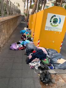 A Sorrento ferma la raccolta degli abiti usati