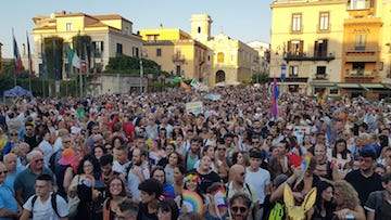 Sorrento pride: Una marea arcobaleno colora la città – foto e video –