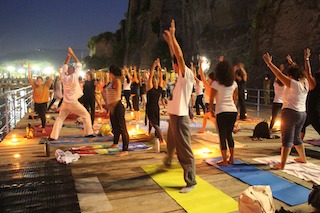 Grande successo per la serata yoga in riva al mare di Sorrento