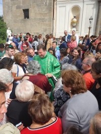 Il saluto della comunità di Trinità di Piano di Sorrento a don Marino De Rosa – foto –