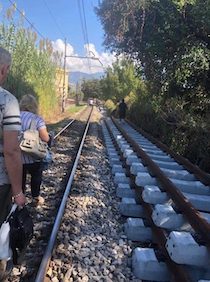 Treno guasto sulla Sorrento-Napoli, pendolari e turisti a piedi sui binari