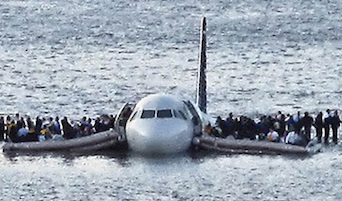 Soccorso ad aereo ammarato nel golfo di Napoli, questa mattina esercitazione della Guardia Costiera