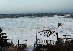 Vento e mareggiate, da stasera allerta in costiera sorrentino-amalfitana