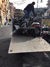 Scooter abbandonati lungo le strade di Sorrento rimossi da vigili e operai Penisolaverde