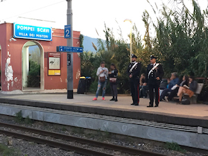 Rapina smartphone su treno Eav Sorrento-Napoli, arrestato