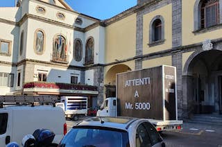 “Il manifesto contro Mr. 5000 è mio”. Singolare denuncia a Sorrento