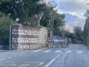 Danni del maltempo a Sorrento, ordinata messa in sicurezza muro via Capo e tetto del Conservatorio delle Grazie