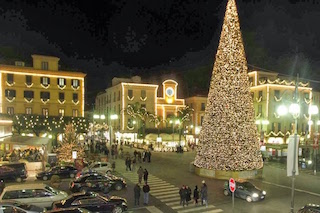 A Sorrento meno luminarie, i soldi alle famiglie in difficoltà. Rinviate le Giornate di cinema