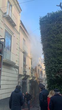 Domato l’incendio del centro storico di Sorrento si cercano le cause – video –