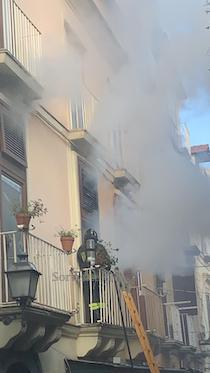 Il palazzo incendiato a Sorrento è inagibile, ordinato lo sgombero