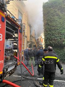 Incendio a Sorrento, evacuati gli abitanti del palazzo – nuove foto e video –