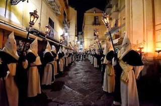 Le foto della processione del Giovedì Santo di Sorrento in mostra alla chiesa del Rosario