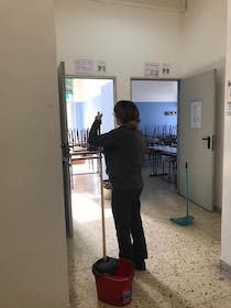 Liceo Salvemini di Sorrento sporco, lo puliscono i docenti – video –