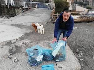 Si improvvisano operatori ecologici, coppia ripulisce la spiaggia di Vico Equense