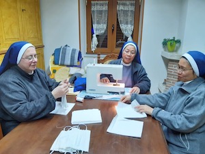 Il Vaticano ringrazia le suore della diocesi di Sorrento-Castellammare che realizzano mascherine