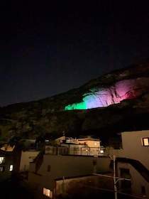 Un grande tricolore luminoso per dire alla costiera sorrentina #andràtuttobene