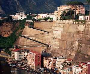 Occupazione abusiva, sequestrati 2.000 mq di aree demaniali a Piano di Sorrento