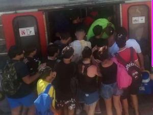 Treno Napoli-Sorrento con porta aperta, fermato e disagi